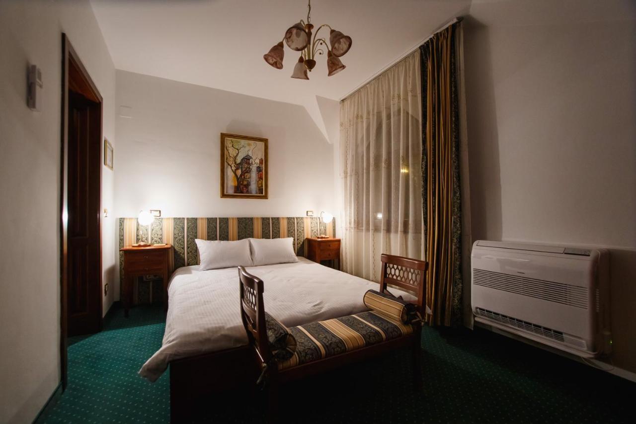Casa 3 Guesthouse Oradea Luaran gambar