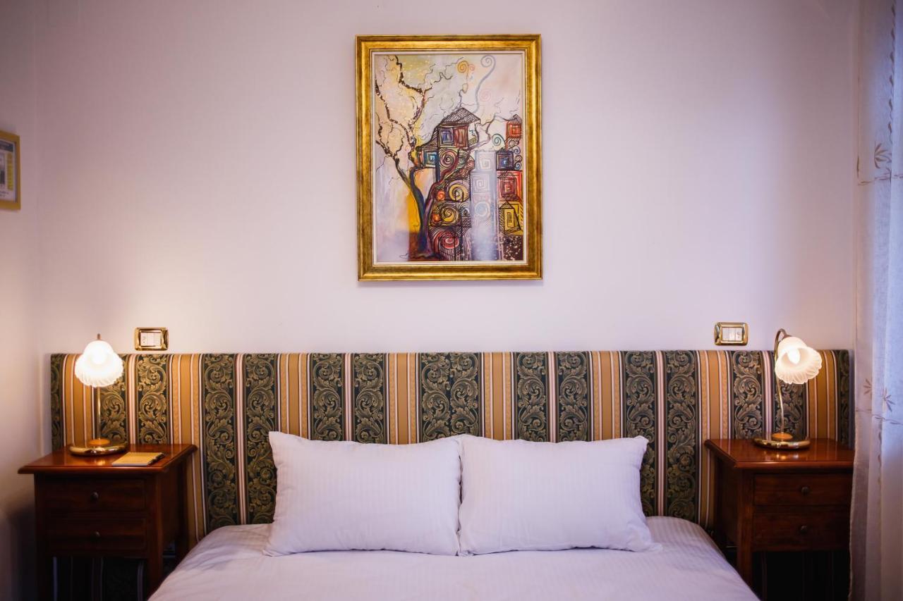Casa 3 Guesthouse Oradea Luaran gambar