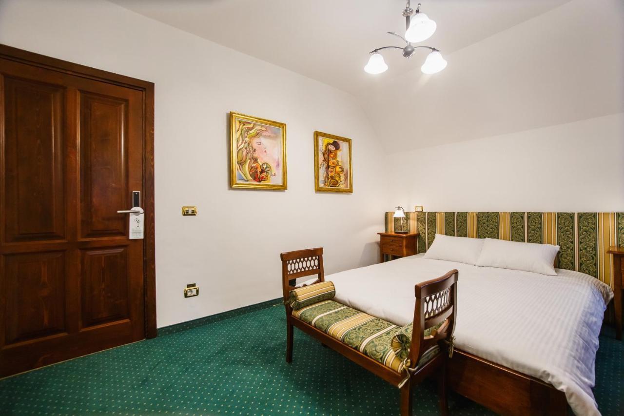 Casa 3 Guesthouse Oradea Luaran gambar