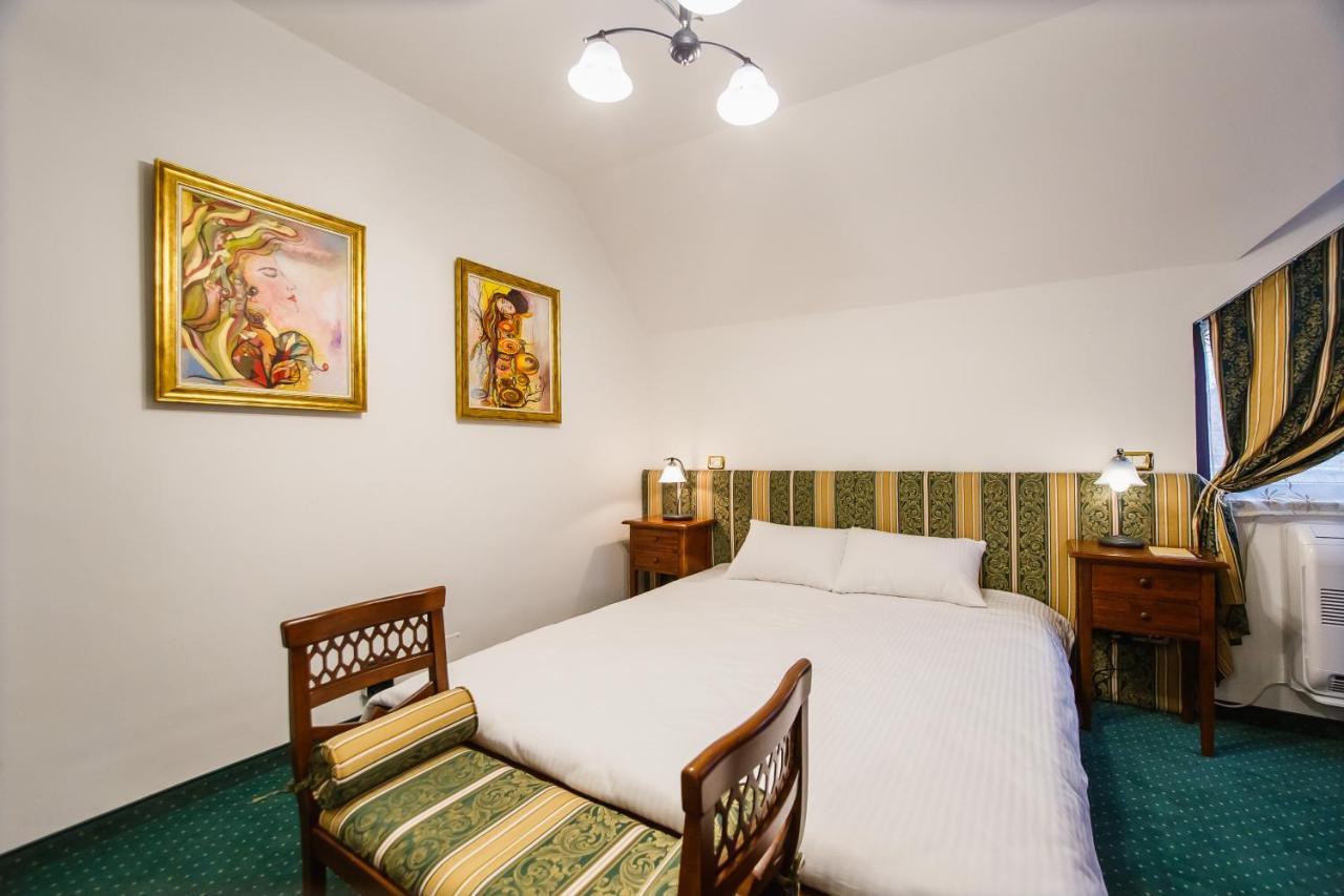 Casa 3 Guesthouse Oradea Luaran gambar
