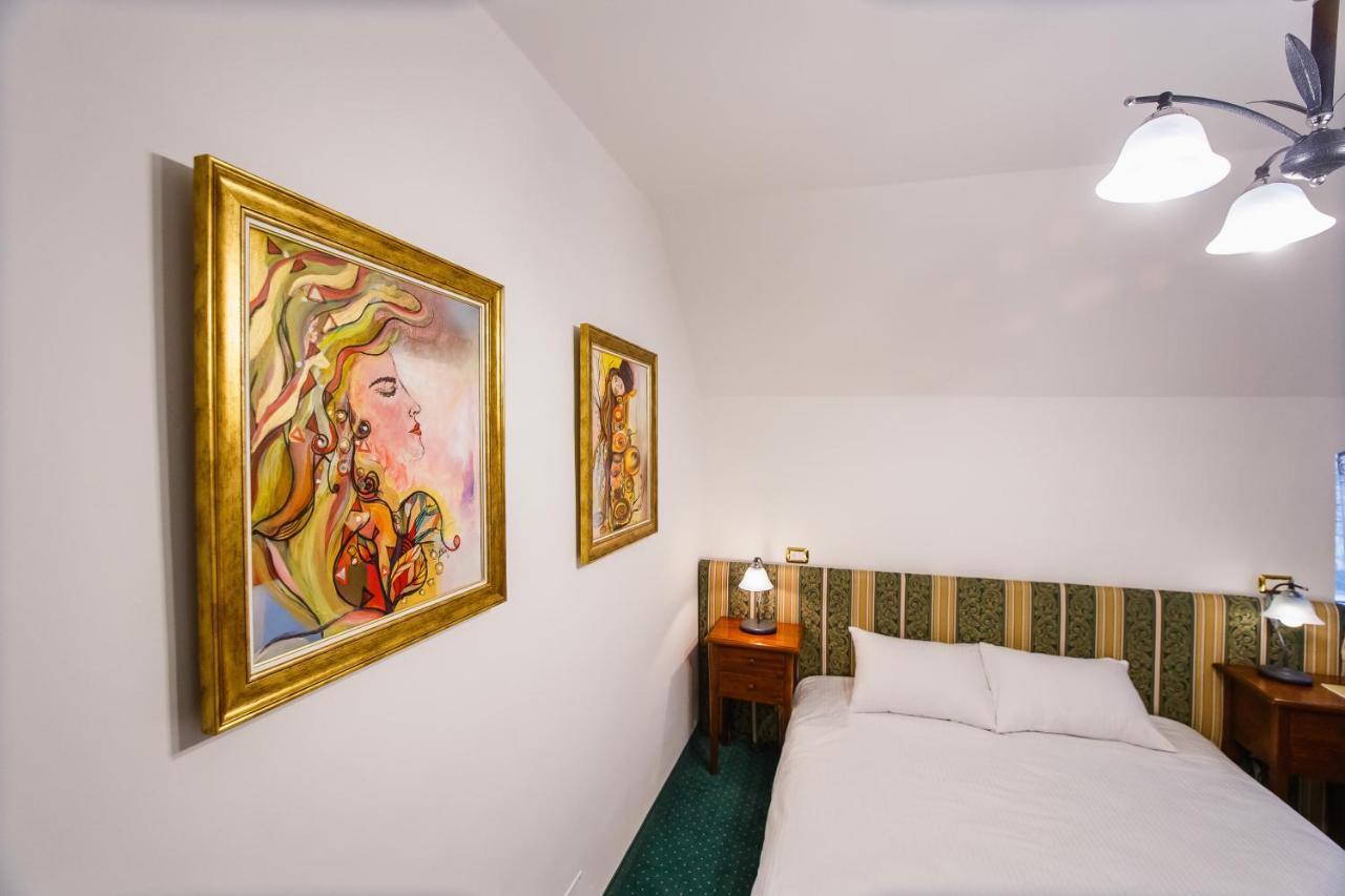 Casa 3 Guesthouse Oradea Luaran gambar